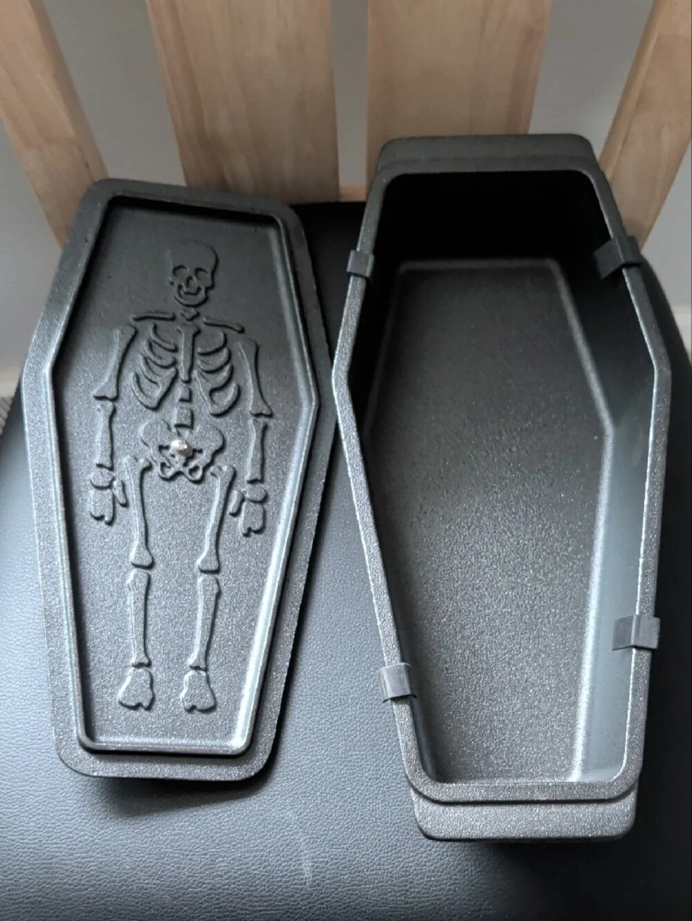 Smith & Clark Pre-Seasoned Cast Iron 2.45 Qt. Skeleton/Coffin Loaf Pan NWT